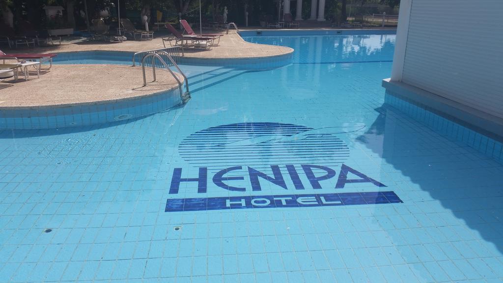 Crown Resorts Henipa Larnaca Ngoại thất bức ảnh